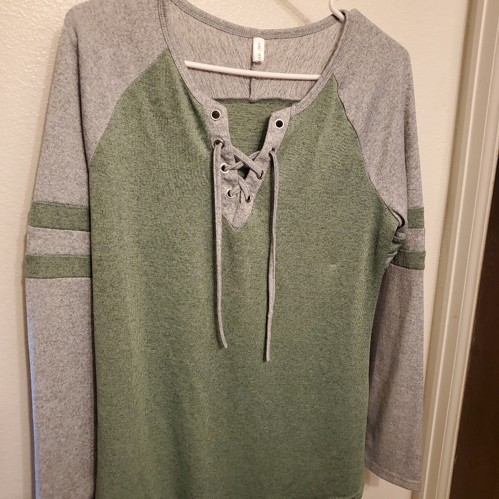 Dressfo green and gray sweater